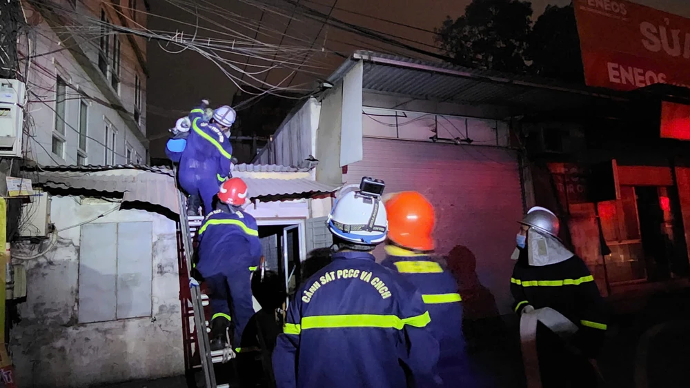 Cháy lớn ở Hồ Tùng Mậu 1.jpg