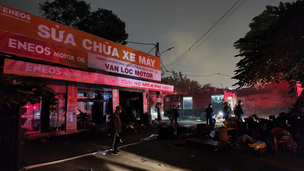 Cháy lớn ở Hồ Tùng Mậu 2 .jpg