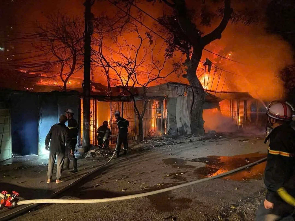 Cháy lớn ở Hồ Tùng Mậu