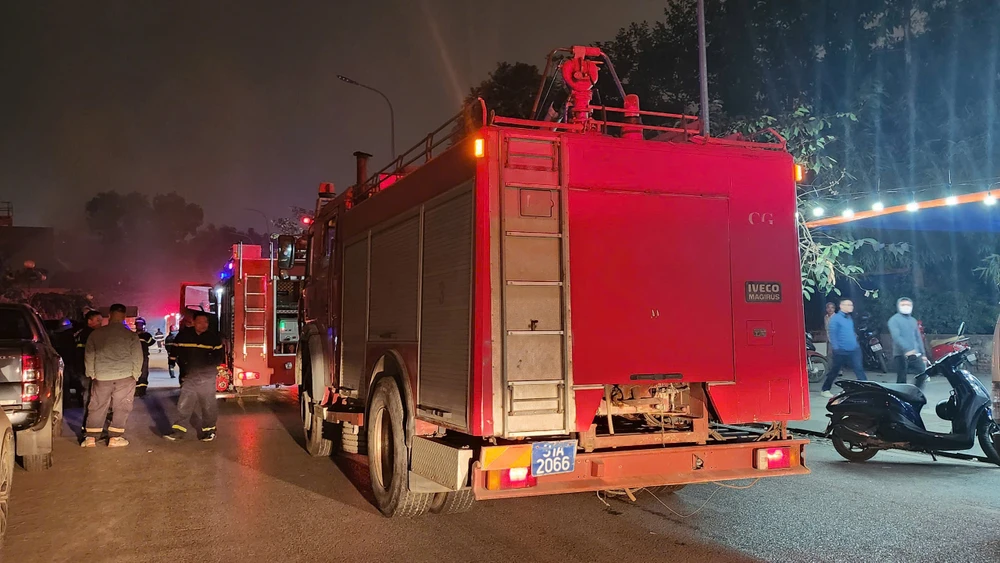 cháy lớn ở Hồ Tùng Mậu Hà Nội.jpg