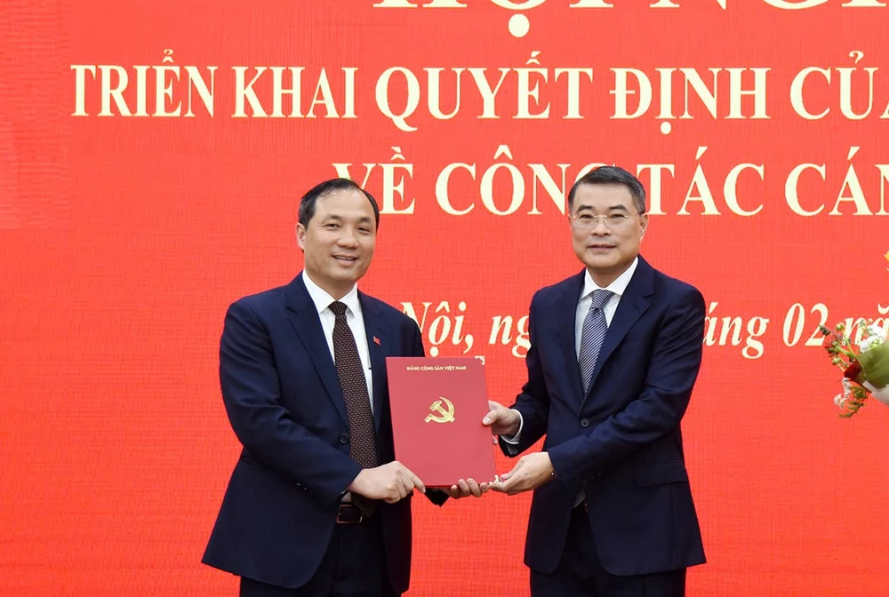 Trưởng Ban Tổ chức Trung ương Lê Minh Hưng trao Quyết định cho tân Tổng biên tập Tạp chí Cộng sản Hoàng Trung Dũng .jpg