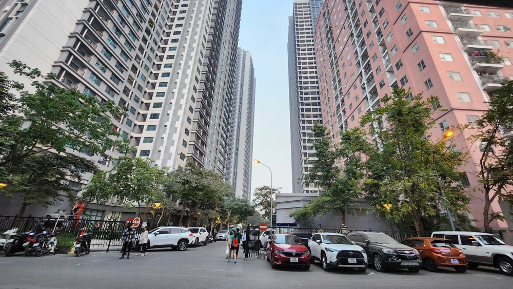 Giá thuê nhà tăng theo đà tăng của giá bất động sản khiến người dân gặp khó trong việc an cư tại thành phố.