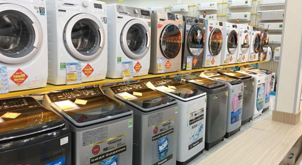 Người tiêu dùng bày tỏ sự vui mừng khi nhiều mặt hàng có giá trị lớn như máy giặt, lò vi sóng... đề đề xuất giảm thuế VAT. Ảnh: MINH TRÚC