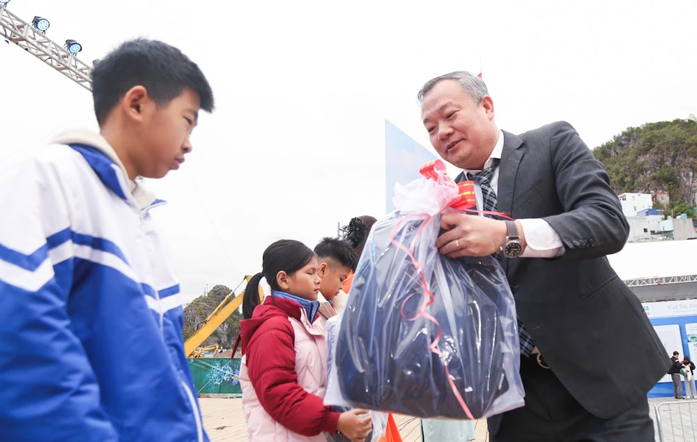 Cùng ngư dân thắp sáng đèn trên biển Hải Phòng 15.JPG