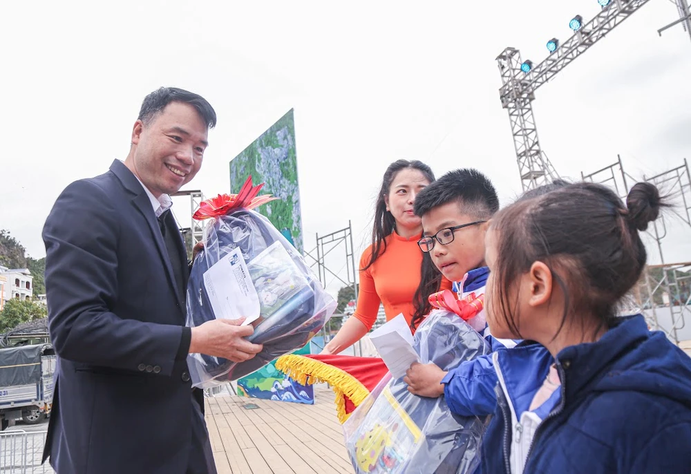 Cùng ngư dân thắp sáng đèn trên biển Hải Phòng 16.JPG