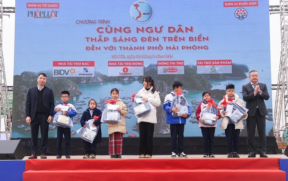 Cùng ngư dân thắp sáng đèn trên biển Hải Phòng 16.1.JPG