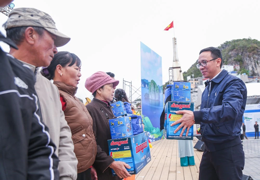 Cùng ngư dân thắp sáng đèn trên biển Hải Phòng 18.JPG