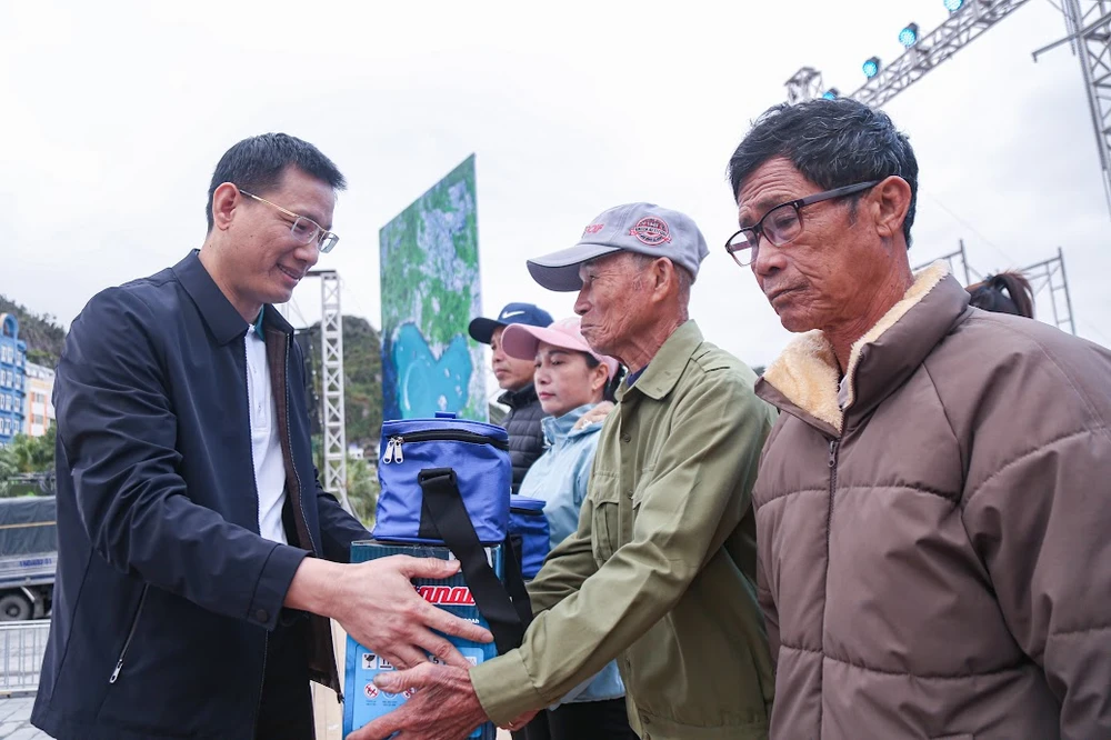 Cùng ngư dân thắp sáng đèn trên biển Hải Phòng 19.JPG