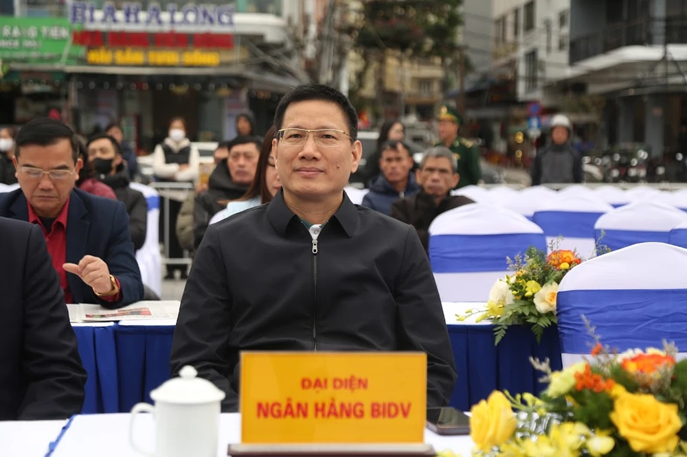 Cùng ngư dân thắp sáng đèn trên biển Hải Phòng 2.JPG