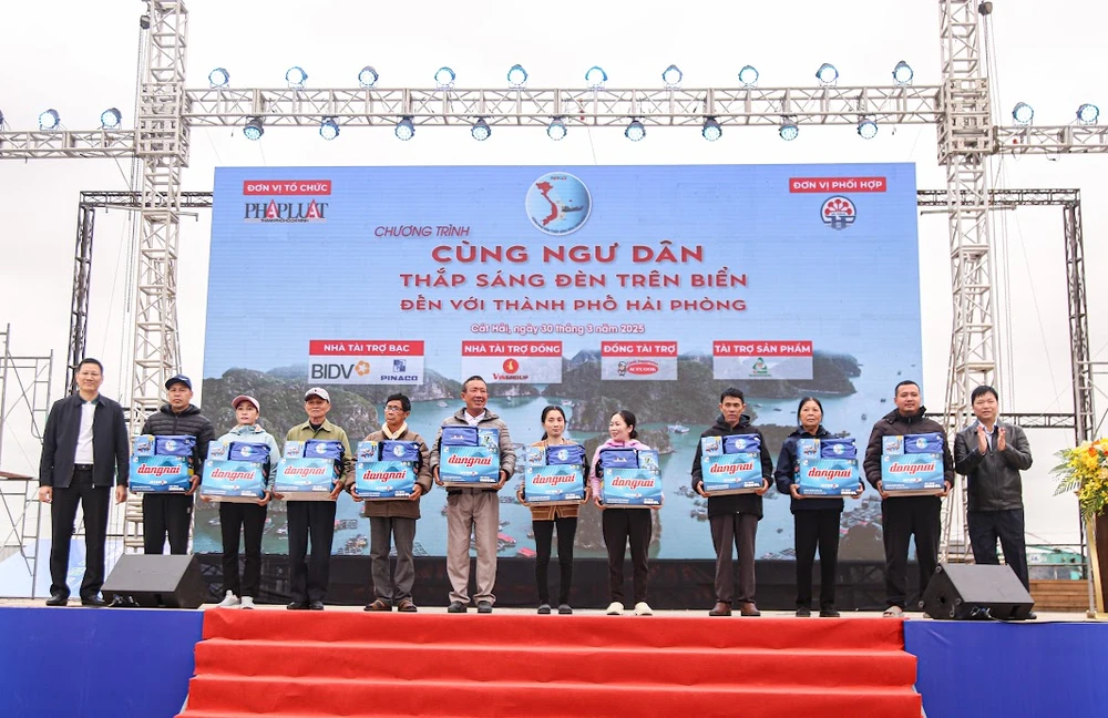 Cùng ngư dân thắp sáng đèn trên biển Hải Phòng 20.JPG