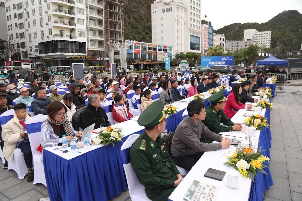 Cùng ngư dân thắp sáng đèn trên biển Hải Phòng 5.JPG