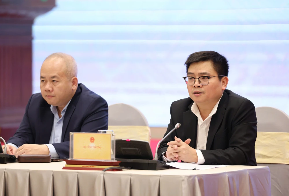 Thứ trưởng Bộ Công Thương Trương Thanh Hoài (bên phải) thông tin về biện pháp ứng phó với thuế đối ứng của Mỹ. Ảnh: QUANG PHÚC