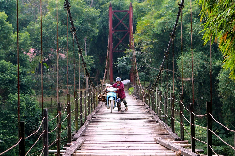 Nhiều công trình cầu treo trên toàn quốc hiện đã xuống cấp, tiềm ẩn nguy cơ mất an toàn. Ảnh: ĐẶNG TRUNG