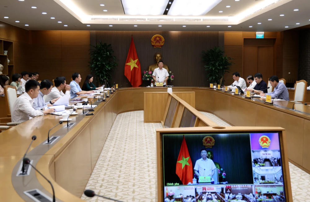 Phó Thủ tướng Lê Thành Long chủ trì cuộc họp về kiểm tra, đôn đốc, tháo gỡ khó khăn vướng mắc, đẩy mạnh giải ngân vốn đầu tư công năm 2025. Ảnh: VGP/Đức Tuân