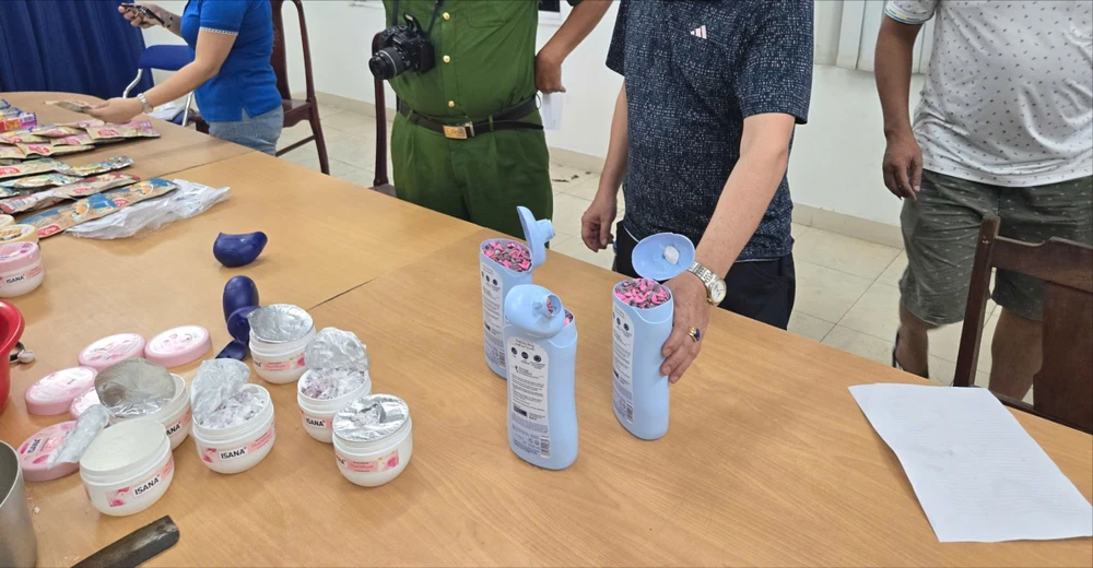 Hải quan Cửa khẩu sân bay Quốc tế Nội Bài và Phòng Cảnh sát Điều tra tội phạm về ma túy (PC04) đã phát hiện và thu giữ hơn 4,2kg ma túy được giấu trong 26 hộp thuốc thực phẩm chức năng.