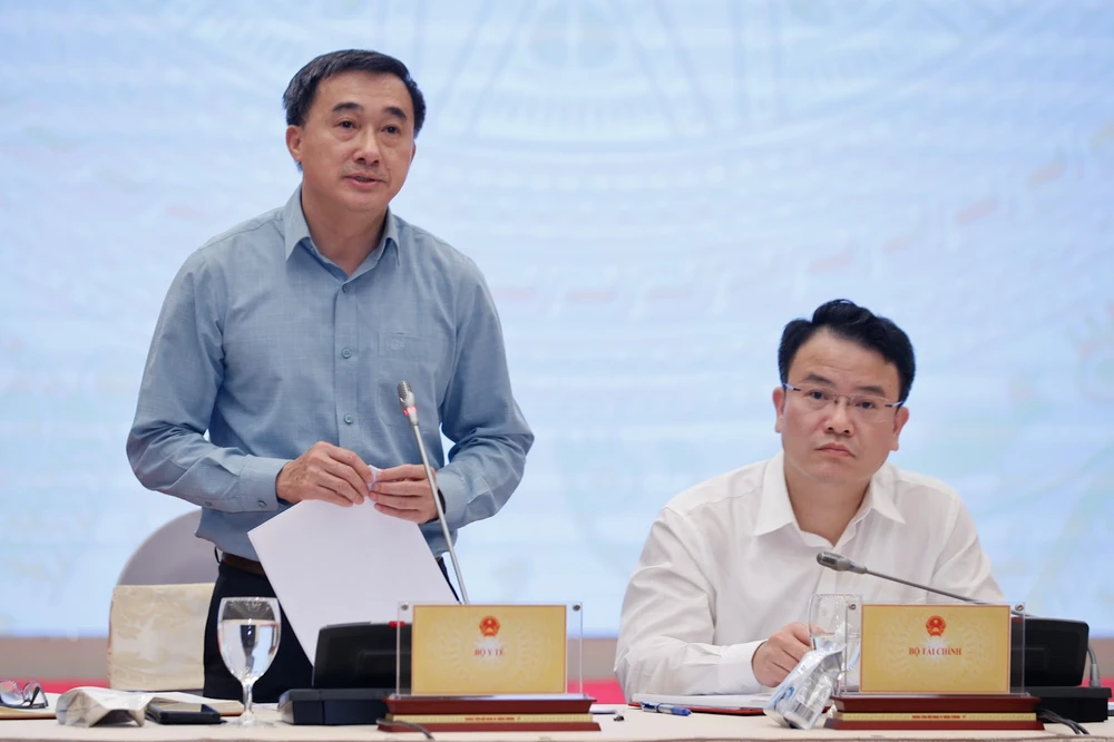 Thứ trưởng Bộ Y tế Trần Văn Thuấn cung cấp thông tin về việc thực hiện chủ trương miễn viện phí cho toàn dân. Ảnh: VGP