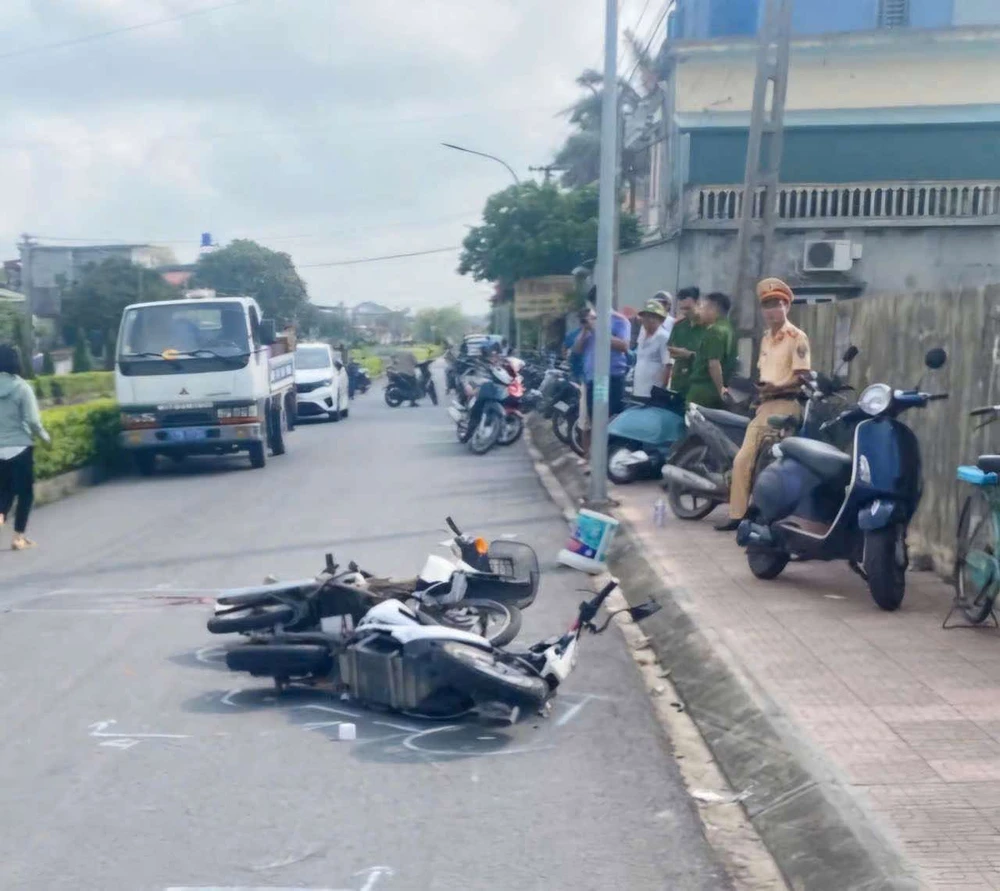 Hiện trường vụ tai nạn do xe máy điện va chạm với xe máy đi ngược chiều, khiến hai người tử vong. Ảnh: CTV