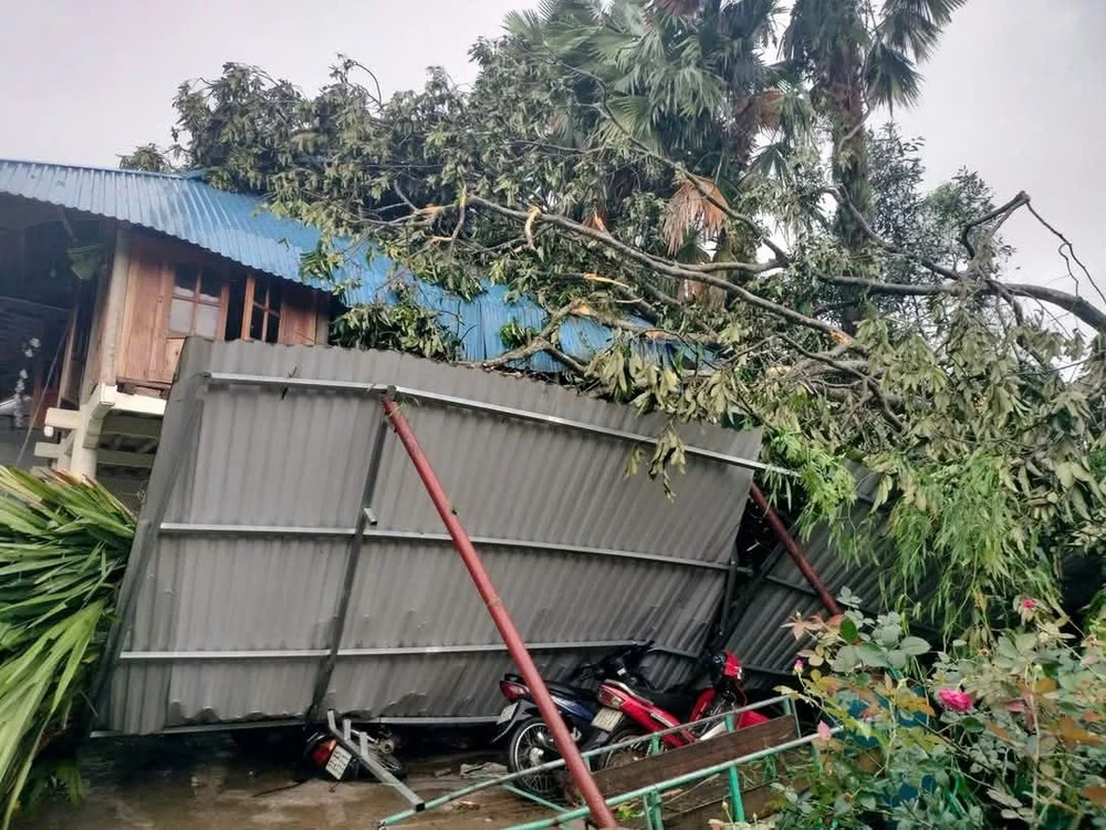 Mưa lớn và dông lốc đã làm sập, tốc mái nhà nhiều hộ dân tại tỉnh Tuyên Quang. Ảnh: CTV