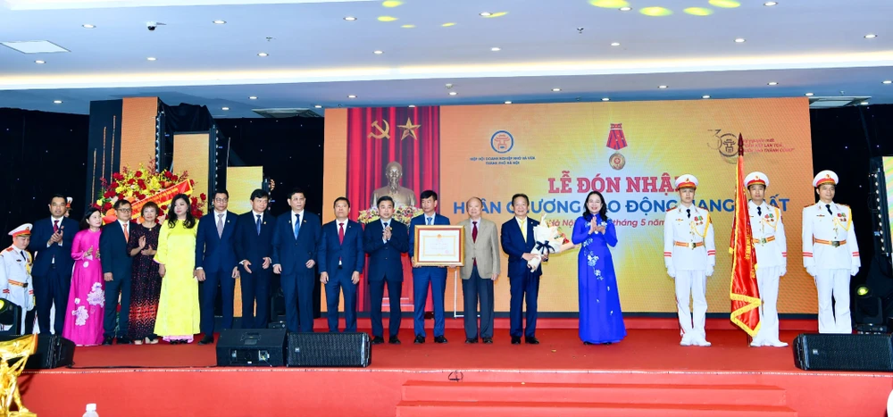 Phó Chủ tịch nước Võ Thị Ánh Xuân trao Huân chương Lao động hạng Nhất tặng Hiệp hội Doanh nghiệp nhỏ và vừa Hà Nội. Ảnh: MINH TRÚC