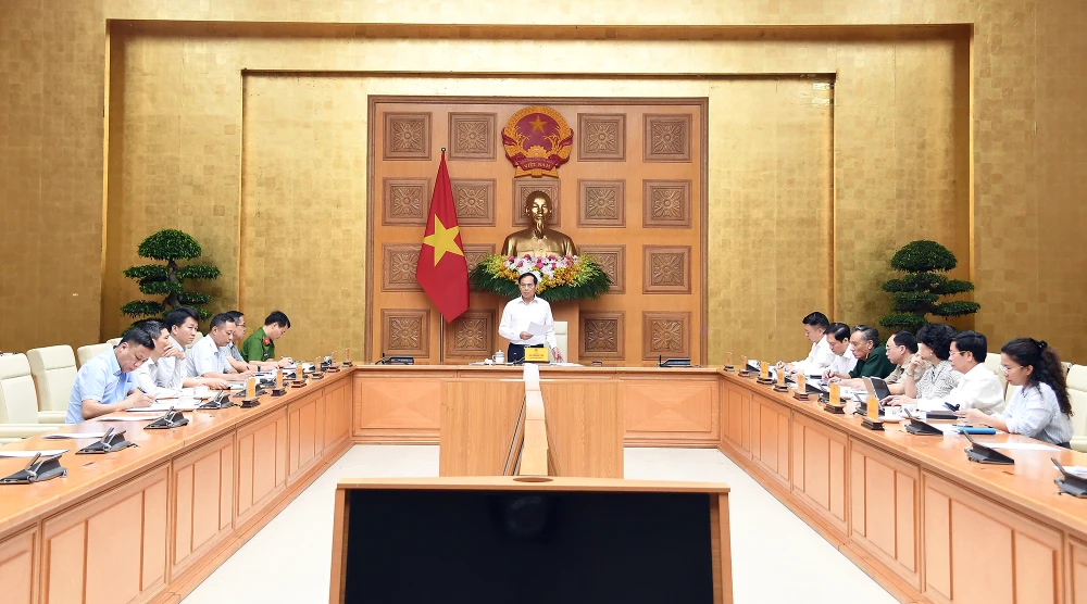 Gian lận thương mại PTTg.jpgPhó Thủ tướng Bùi Thanh Sơn - Tổ trưởng chủ trì Phiên họp thứ nhất Tổ công tác về cao điểm đấu tranh, ngăn chặn, đẩy lùi tội phạm buôn lậu, gian lận thương mại, hàng giả. Ảnh: VGP