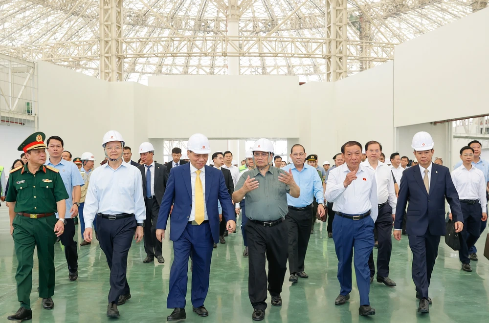 Thủ tướng Phạm Minh Chính, Phó Thủ tướng Mai Văn Chính kiểm tra tiến độ xây dựng Trung tâm Hội chợ Triển lãm Quốc gia tại huyện Đông Anh (Hà Nội). Ảnh: VGP