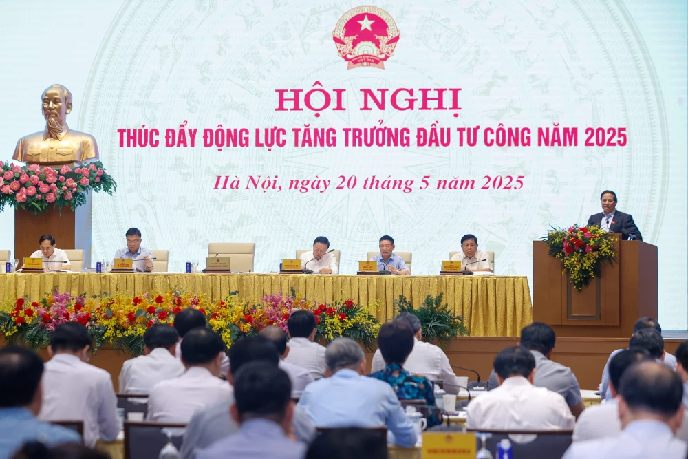 Thủ tướng Phạm Minh Chính chủ trì Hội nghị thúc đẩy động lực tăng trưởng đầu tư công năm 2025. Ảnh: VGP