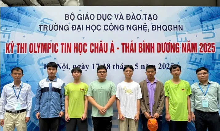 Tất cả học sinh của đội tuyển quốc gia Việt Nam dự thi Olympic Tin học Châu Á Thái Bình Dương (APIO) năm 2025. Ảnh: Bộ GD&ĐT