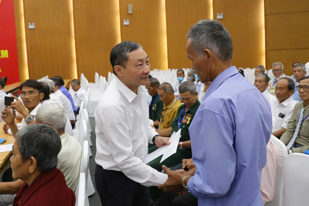 Ông Đào Ngọc Lợi, Cục trưởng Cục Người có công tặng quà các đại biểu người có công với cách mạng tỉnh Trà Vinh. Ảnh: VGP