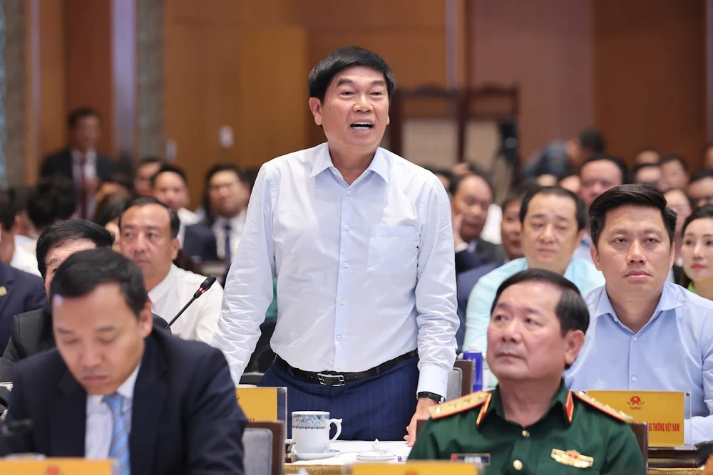 Chủ tịch Hòa Phát đề nghị dự án đầu tư công phải sử dụng 70% hàng sản xuất trong nước. Ảnh: VGP