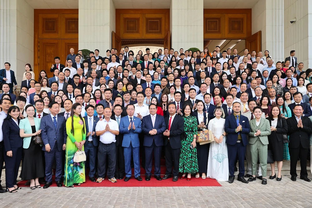 Thủ tướng Phạm Minh Chính chụp ảnh lưu niệm cùng các doanh nghiệp. Ảnh: VGP
