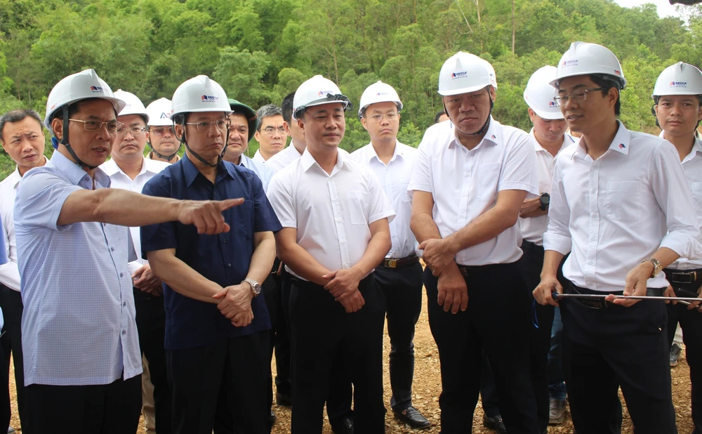 Phó Thủ tướng Bùi Thanh Sơn kiểm tra công tác thi công dự án cao tốc Đồng Đăng - Trà Lĩnh ngày 30-5. Ảnh: Bộ Xây dựng