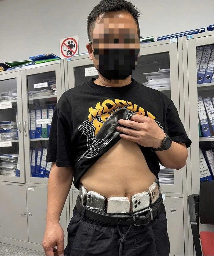 Thủ đoạn của các đối tượng là quấn điện thoại di động quanh người bằng băng dính. Ảnh: HQ