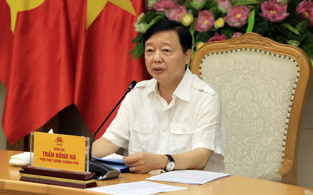 Phó Thủ tướng Trần Hồng Hà đề nghị bổ sung quy định về an ninh hàng không với các phương tiện bay không người lái (drone). Ảnh: VGP