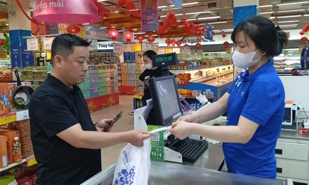 Không lập hoá đơn khi bán hàng hóa, cung cấp dịch vụ có thể bị phạt tới 100 triệu đồng. Ảnh: MINH TRÚC