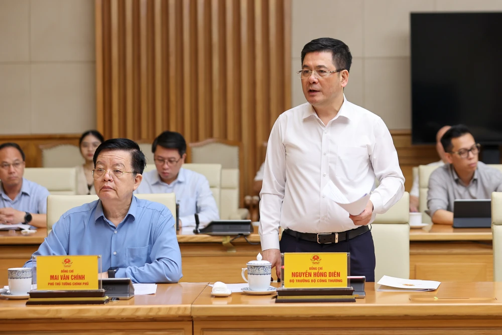 Bộ trưởng Bộ Công thương thông tin về tình hình đấu tranh chống buôn lậu, gian lận thương mại, hàng giả và xâm phạm quyền sở hữu trí tuệ. Ảnh: VGP