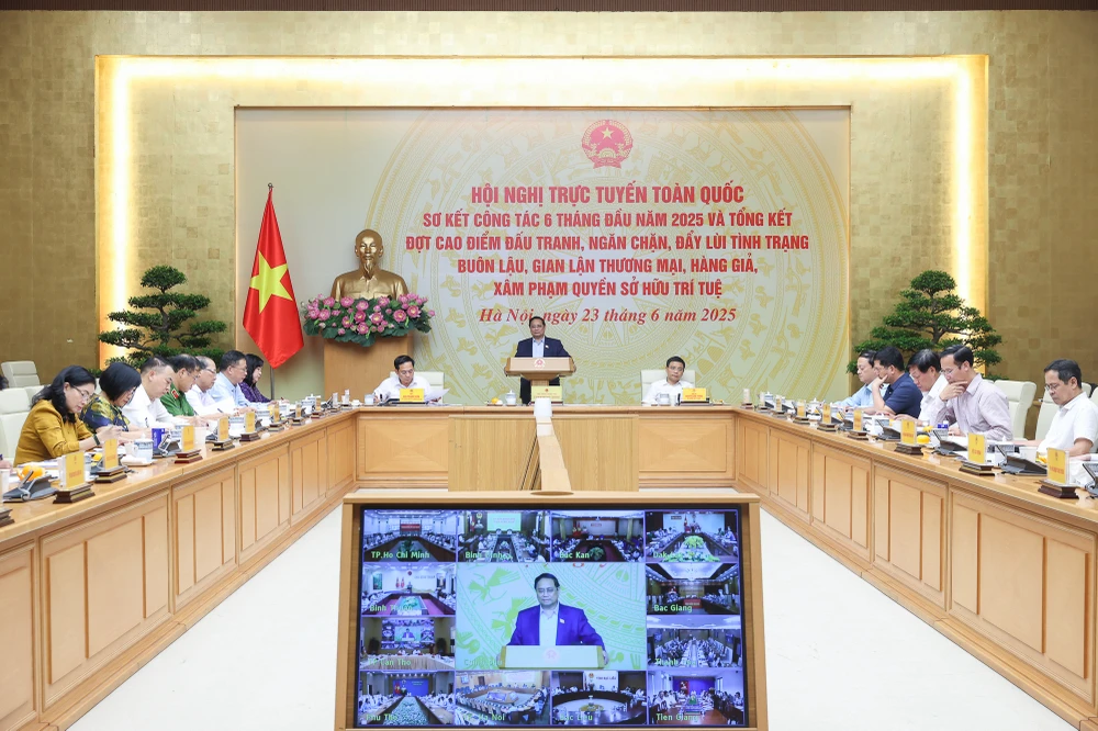 Thủ tướng khẳng định phải tiếp tục kiên định mục tiêu, tiến tới quét sạch tình trạng buôn lậu, hàng giả, hàng nhái, gian lận thương mại. Ảnh: VGP