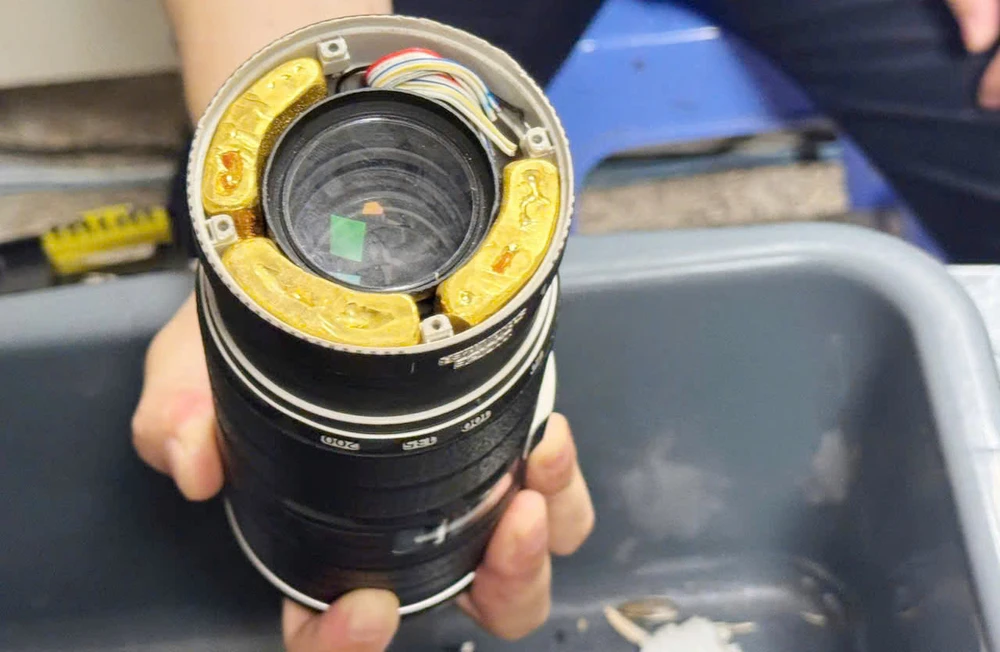 bắt giữ hành khách vận chuyển 2kg kim loại nghi là vàng