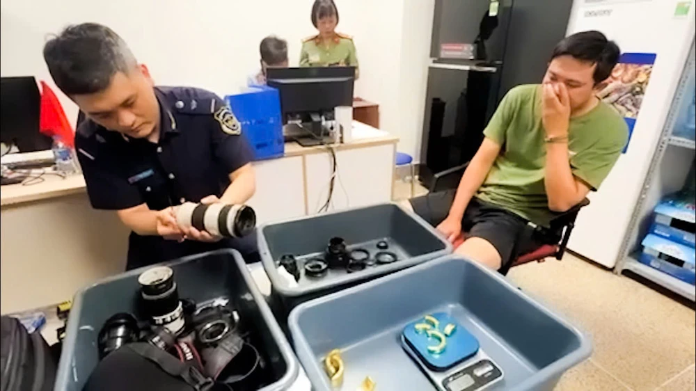 bắt giữ hành khách mang quốc tịch Đài Loan (Trung Quốc) vận chuyển gần 2kg kim loại nghi là vàng,.jpg