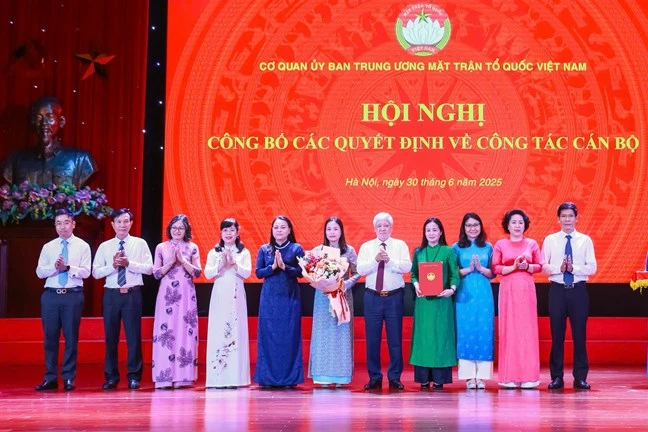 Lãnh đạo Uỷ ban Trung ương Mặt trận Tổ quốc trao Quyết định cho Ban Tổ chức - Kiểm tra. Ảnh: VGP.