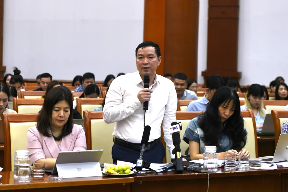 Ông Dương Tiến Dũng, Phó Vụ trưởng Vụ Ngân sách nhà nước (Bộ Tài chính) thông tin về việc chi trả chế độ cho công chức nghỉ việc do sắp xếp tổ chức bộ máy. Ảnh: MINH TRÚC