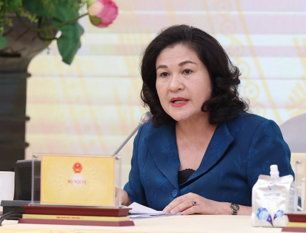 Thứ trưởng Bộ Nội vụ Nguyễn Thị Hà thông tin về việc triển khai các thủ tục hành chính sau khi bỏ cấp huyện. Ảnh: X.Đ