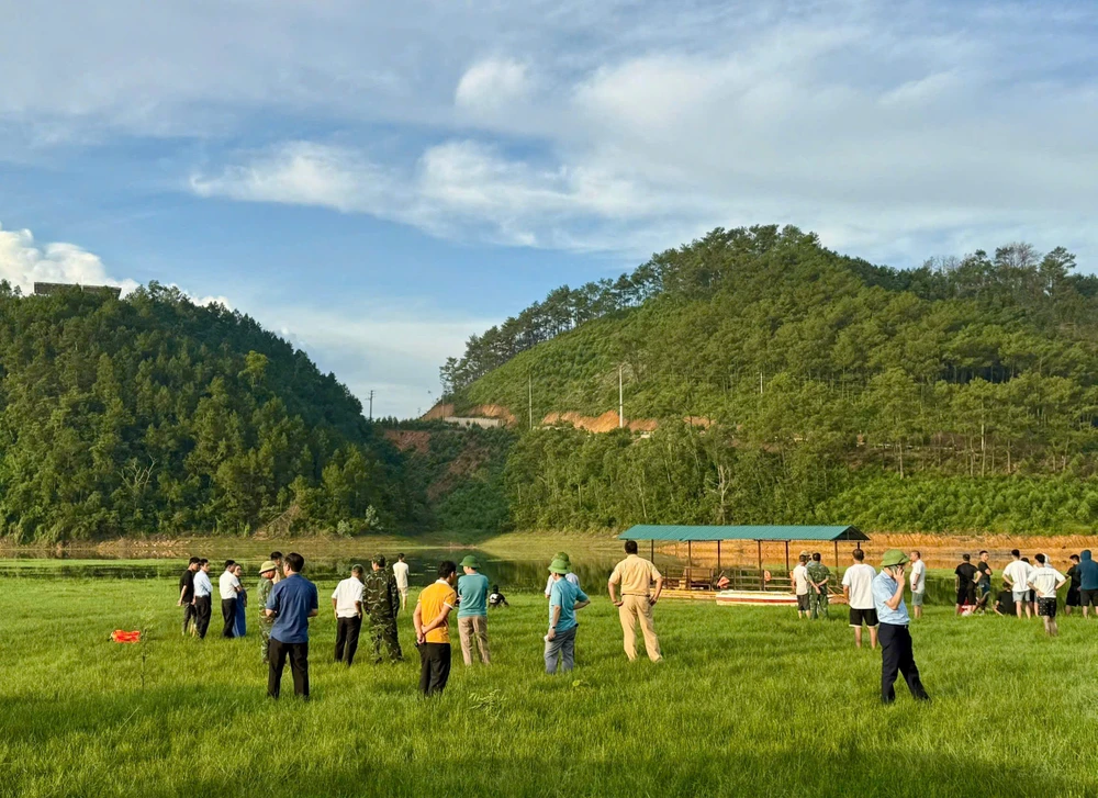 Lực lượng chức năng tìm kiếm hai người tử vong do lái xe ô tô vào lòng hồ cạn. Ảnh: CTV