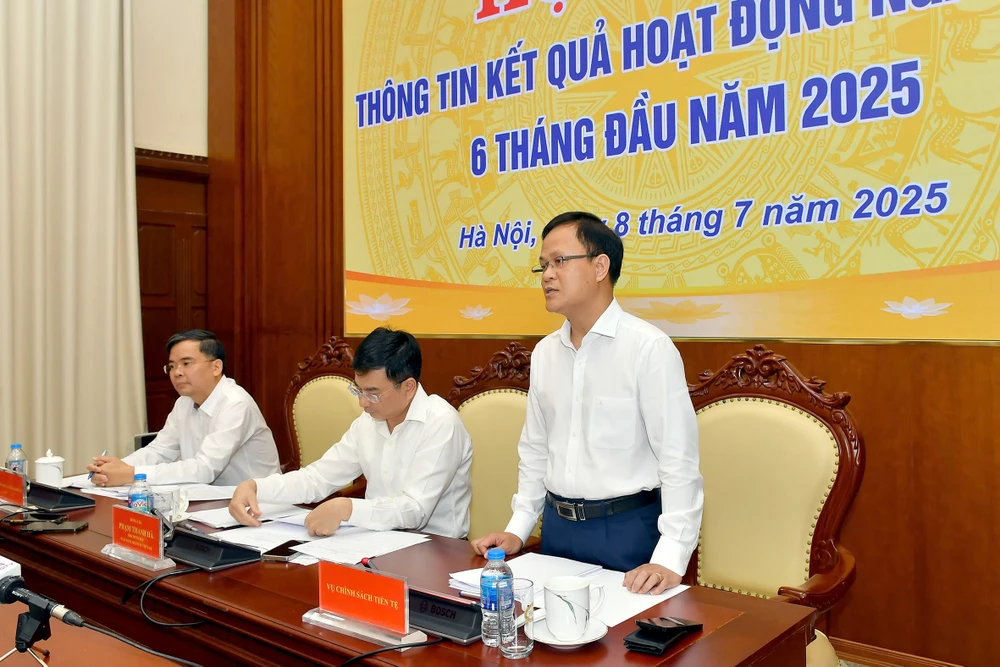 Đại diện NHNN lý giải về việc VND mất giá so với USD. Ảnh: M.T