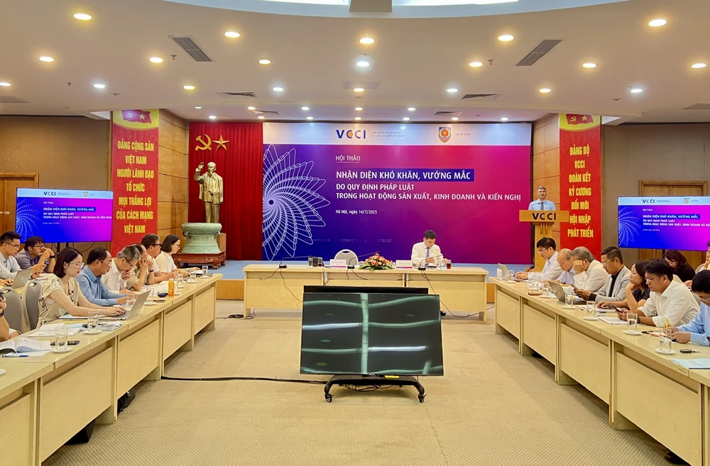 Nhiều quy định pháp luật chồng chéo, thủ tục rườm rà, thiếu linh hoạt đang là rào cản lớn cho hoạt động sản xuất, kinh doanh của doanh nghiệp. Ảnh: MINH TRÚC