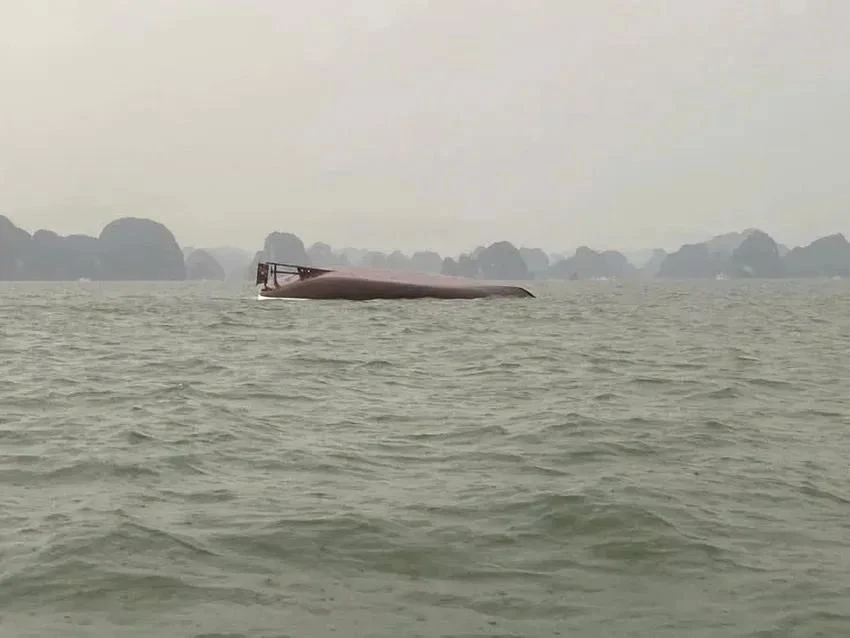 Tàu du lịch Vịnh Xanh 58 (QN-7105) bị đắm trên vịnh Hạ Long do dông lốc.