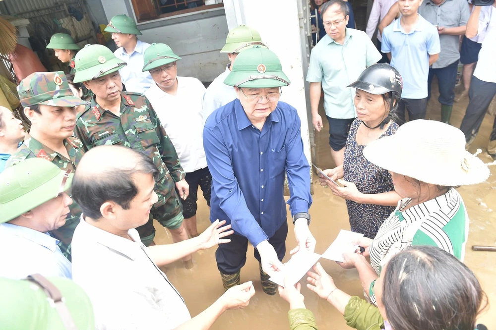 Phó Thủ tướng Mai Văn Chính cùng đoàn công tác Chính phủ đã đến thăm hỏi, động viên người dân vùng ngập lụt - Ảnh: VGP