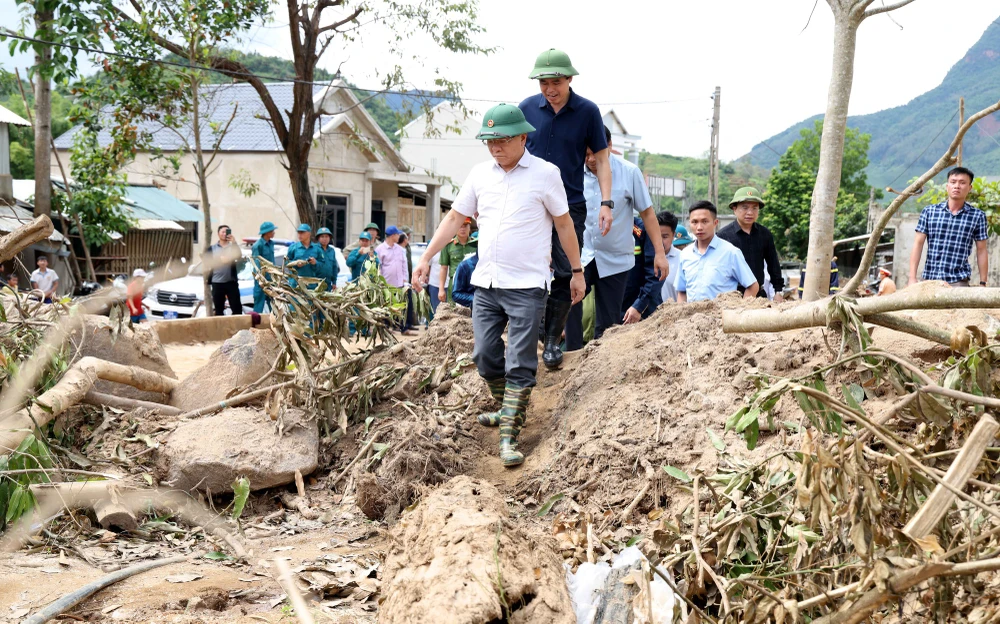 Phó Thủ tướng Lê Thành Long đã đến thăm hỏi động viên người dân bị ảnh hưởng mưa lũ tại Sơn La. Ảnh: VGP