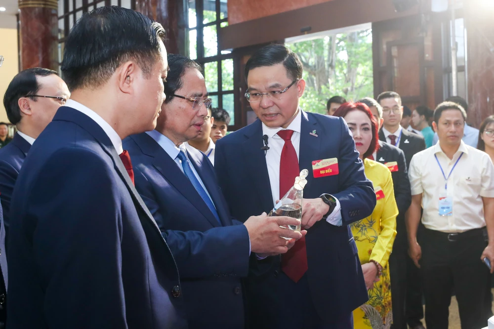 Thủ tướng Phạm Minh Chính nghe giới thiệu các sản phẩm tiêu biểu của Tập đoàn Petrovietnam. Ảnh: VGP