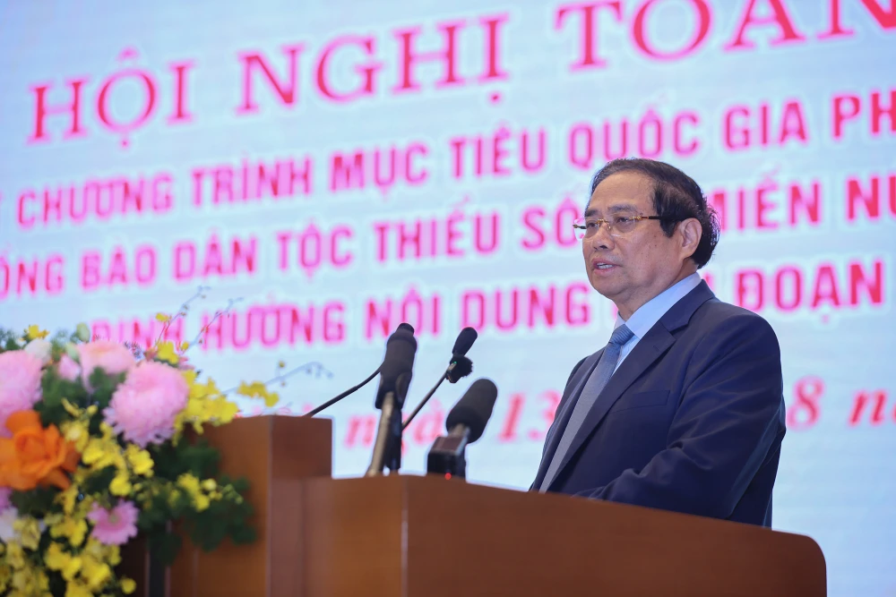 Thủ tướng yêu cầu bố trí nguồn lực ưu tiên, tập trung tạo việc làm; bảo đảm tiếp cận bình đẳng y tế, văn hóa, giáo dục cho vùng đồng bào dân tộc thiểu số và miền núi. Ảnh: VGP