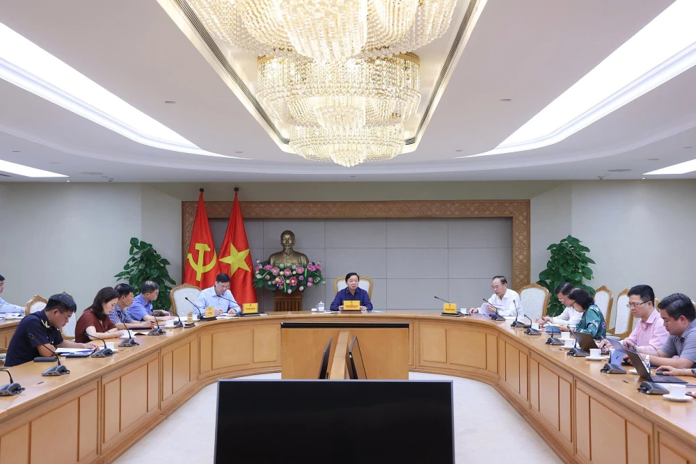 Phó Thủ tướng Trần Hồng Hà làm việc với Bộ NN&MT, các bộ ngành liên quan về tình hình dịch tả lợn châu Phi. Ảnh: VGP